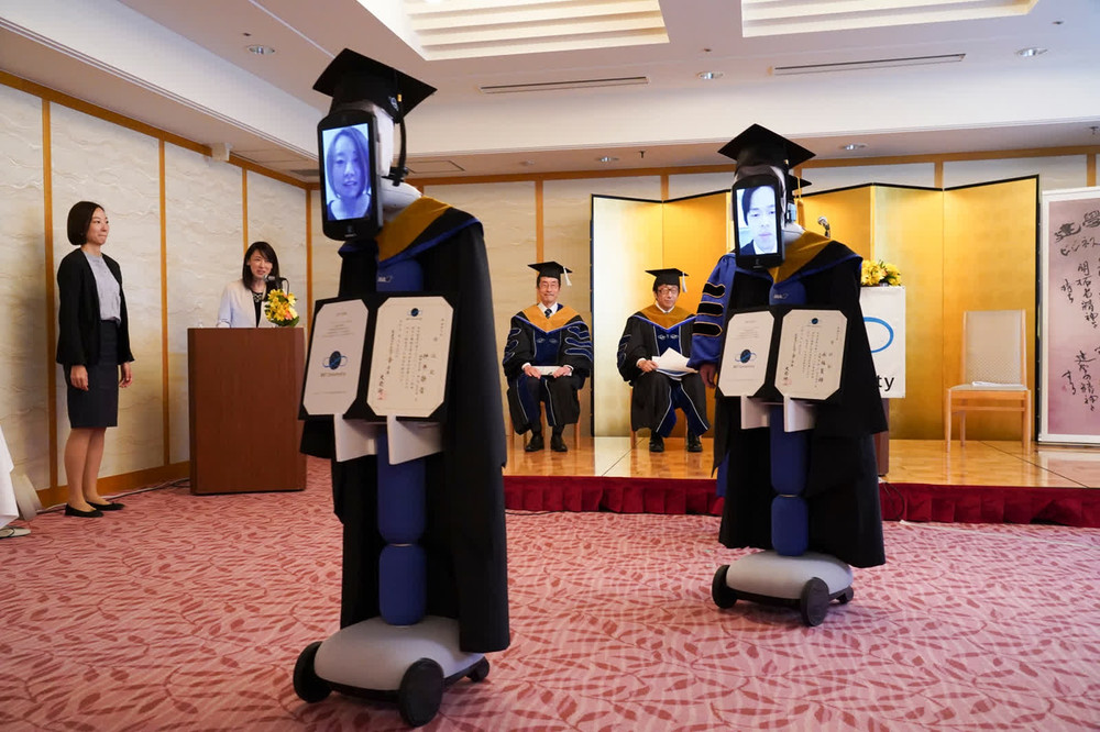 Lễ tốt nghiệp thời Covid-19 tại Đại học Business Breakthrough (Tokyo, Nhật Bản). Các học viên sẽ theo dõi và tham gia lễ tốt nghiệp của mình thông qua góc nhìn của robot. (Ảnh: AP) 1 -0