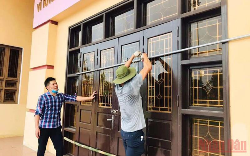 Cán bộ Trung tâm quản lý Di tích và Bảo tàng Quảng Trị phòng, chống bão số 5 tại khu di tích đặc biệt quốc gia đôi bờ Hiền Lương - Bến Hải. Các địa phương triển khai biện pháp ứng phó bão số 5 -0
