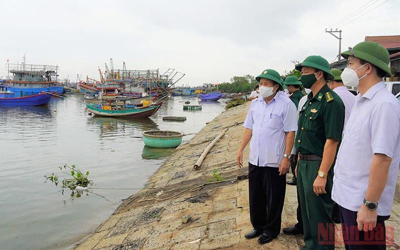 Bí thư Tỉnh ủy Quảng Trị Lê Quang Tùng (phải) kiểm tra công tác phòng, chống bão số 5 tại Cửa Việt. Các địa phương triển khai biện pháp ứng phó bão số 5 -0