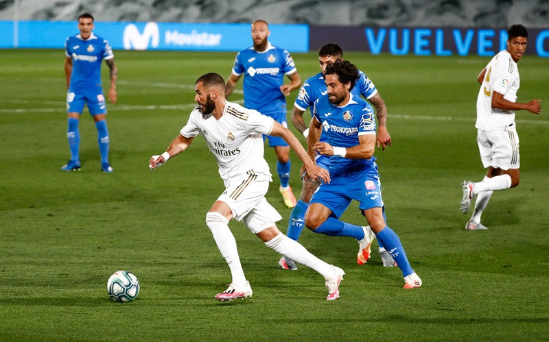 Getafe (áo xanh) tạo ra được một số cơ hội trong hiệp một song lại không tận dụng thành công. (Ảnh: Real Madrid CF) a2.jpg -0