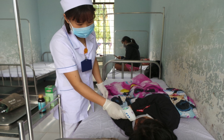 Đo nhiệt độ, kiểm tra sức khoẻ cho các trường hợp nghi nhiễm, tiếp xúc gần với bệnh nhân mắc bệnh bạch hầu tại Khu cách ly Trung tâm Y tế huyện Sa Thầy, tỉnh Kon Tum. Anh_7-1593760148038.jpg
