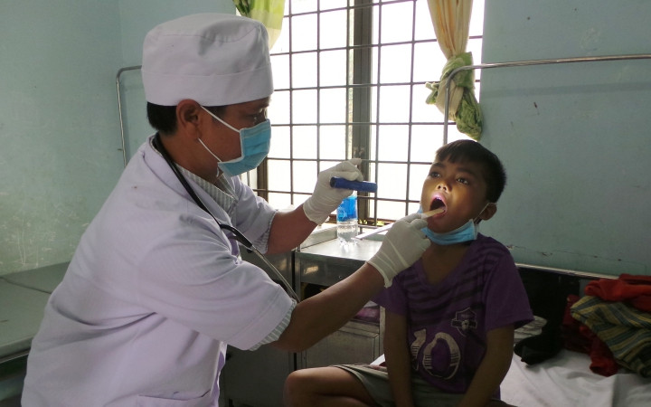 Khám cho bệnh nhân mắc bệnh bạch hầu đang điều trị tại Trung tâm Y tế huyện Sa Thầy, tỉnh Kon Tum. Anh_4-1593760148489.jpg