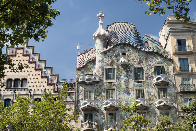 Tòa nhà Casa Batlló nổi bật trên đại lộ Passeig de Gracia, thành phố Barcelona với vẻ đẹp cực kỳ ấn tượng. (Ảnh: El País) Top 10 điểm du lịch không thể bỏ qua khi đến Tây Ban Nha -0