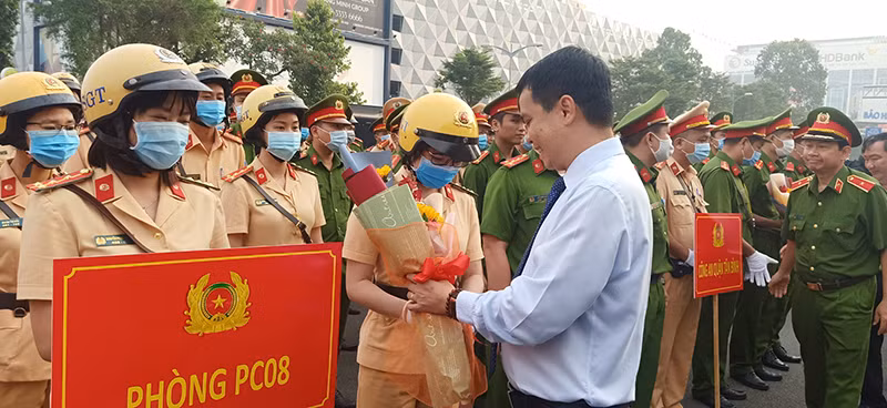 Lãnh đạo các đơn vị tặng hoa, động viên các lực lượng trước khi xuất phát thực hiện nhiệm vụ.