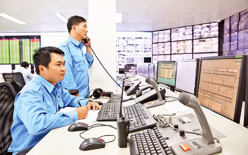 Nhân viên Trung tâm Quản lý điều hành giao thông đô thị TP Hồ Chí Minh theo dõi, xử lý hình ảnh về tình hình giao thông. 