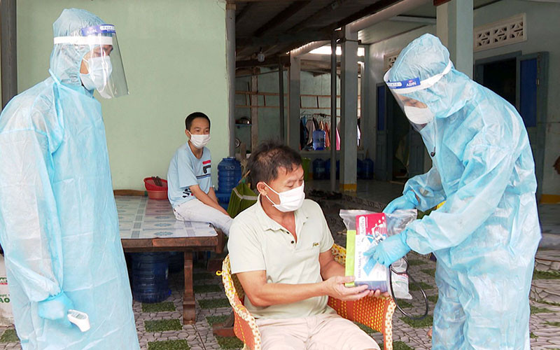 Các y, bác sĩ Ðoàn quân y vùng 4 Hải quân trao vật tư y tế, thuốc chữa bệnh tặng bệnh nhân huyện đảo Phú Quý, tỉnh Bình Thuận. Ảnh: Thanh Hoàng Một số cơ chế, chính sách đặc biệt, đặc thù, đặc cách trong phòng, chống dịch Covid-19 -0