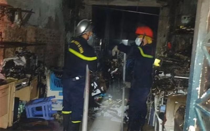 Lực lượng phòng cháy chữa cháy tiếp cận đám cháy cứu 5 người mắc kẹt. (Ảnh: anninhthudo)