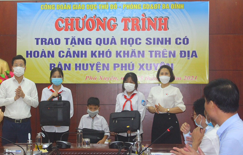 Đại diện Công đoàn ngành giáo dục và đào tạo Hà Nội và Phòng Giáo dục và Đào tạo quận Ba Đình trao tặng thiết bị học trực tuyến cho các em học sinh khó khăn huyện Phú Xuyên.