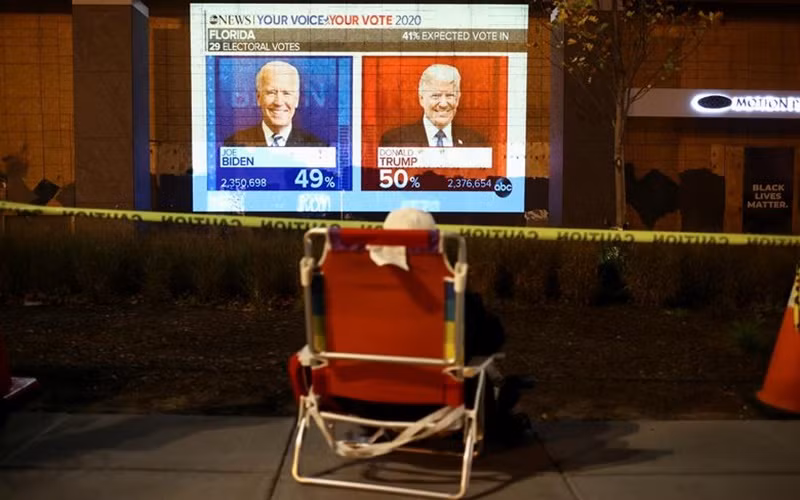Người dân tại Washington, D.C. theo dõi kết quả kiểm phiếu của bang Florida. (Ảnh: Reuters)