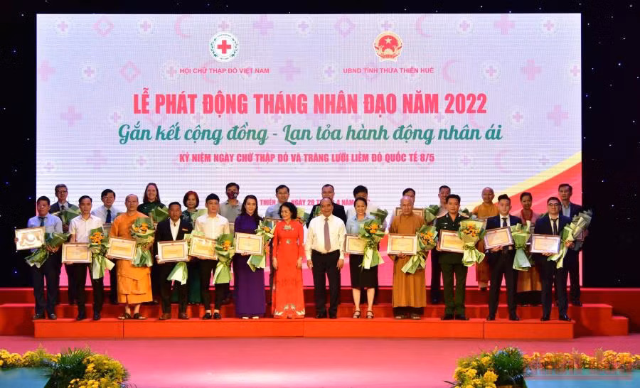 Chủ tịch nước Nguyễn Xuân Phúc và Trung ương Hội Chữ thập đỏ Việt Nam tặng hoa, Kỷ niệm chương ghi nhận tấm lòng của các tổ chức, cá nhân, nhà tài trợ cho chương trình.