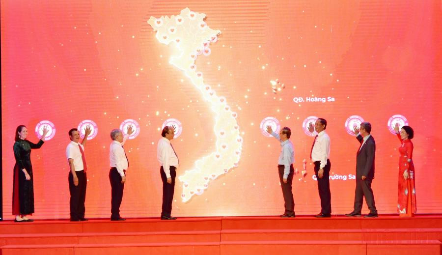 Chủ tịch nước Nguyễn Xuân Phúc cùng các đại biểu bấm nút phát động Tháng Nhân đạo năm 2022. Gắn kết cộng đồng, lan tỏa hành động nhân ái -0