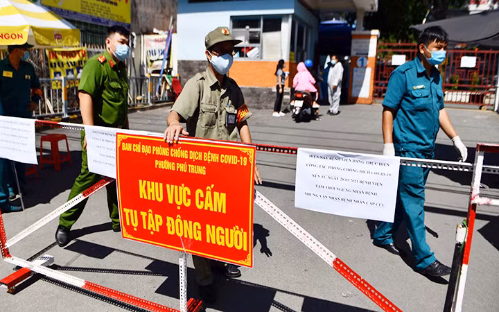 Bệnh viện quận Tân Phú (TP Hồ Chí Minh) bị phong tỏa tạm thời. Ảnh: PHẠM NGÔN