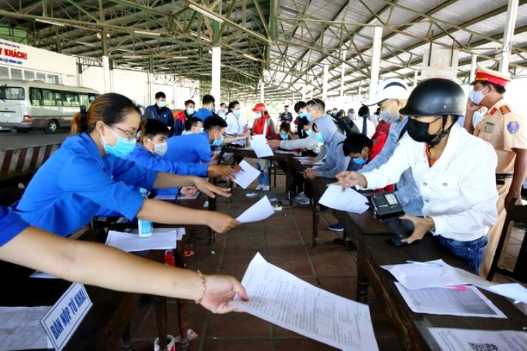 Tiến hành khai báo y tế đối với tất cả những người từ vùng dịch trở về trước sau khi qua hầm Hải Vân (huyện Phú Lộc). Thừa Thiên Huế tạm dừng hoạt động karaoke, quán bar, vũ trường từ 30-7 -0