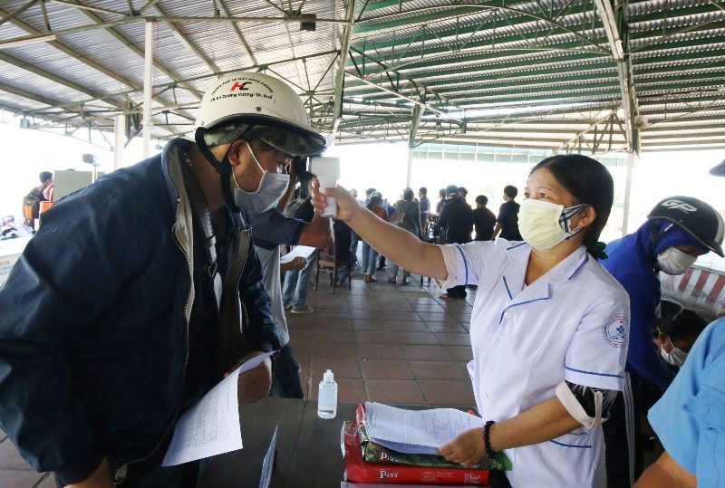 Lực lượng chức năng tại Thừa Thiên Huế tiến hành kiểm tra y tế người từ địa phương có dịch ra Huế tại chốt kiểm soát Lăng Cô (huyện Phú Lộc). Thừa Thiên Huế tạm dừng hoạt động karaoke, quán bar, vũ trường từ 30-7 -0