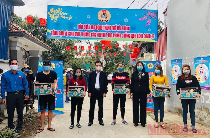 Tặng quà công nhân lao động ở lại đón Tết tại các khu nhà trọ. Các địa phương chăm lo cho người lao động không về quê đón Tết -0