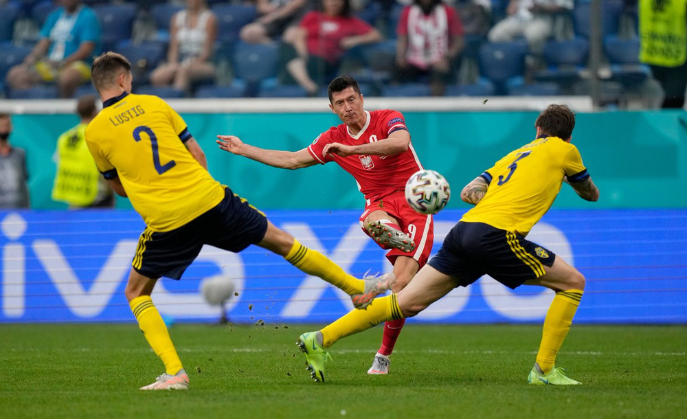 Lewandowski lập cú đúp ở trận cuối nhưng không thể giúp Ba Lan vượt qua vòng bảng. Tiền đạo 32 tuổi đã ghi 12 bàn trong 13 lần ra sân gần nhất cho Ba Lan, giúp anh trở thành cầu thủ ghi bàn hàng đầu cho “Đại bàng trắng” tại các vòng chung kết Euro. Những khoảnh khắc ấn tượng trên sân cỏ Euro 2020 -0