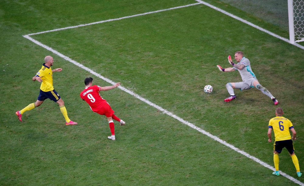 Lewandowski tỏa sáng với một cú đúp nhưng chừng đó vẫn không đủ để đưa Ba Lan đi tiếp. (Ảnh: UEFA) Tây Ban Nha, Thụy Điển dắt tay nhau qua vòng bảng -0