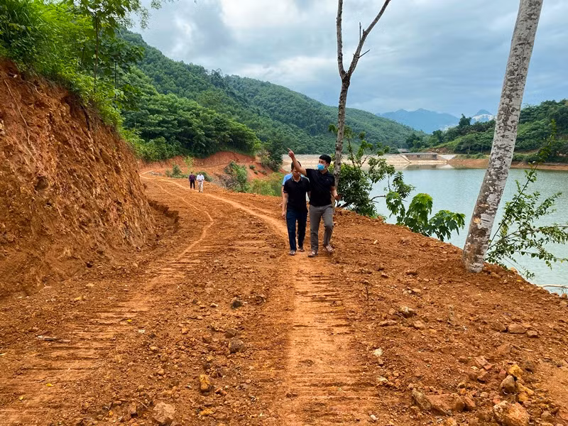 Một đoạn đường đất mới mở về làng Át Thượng, xã Minh Xuân, huyện Lục Yên.
