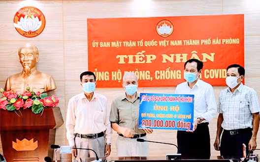 Lãnh đạo Ủy ban Mặt trận Tổ quốc Việt Nam thành phố Hải Phòng tiếp nhận 200 triệu đồng ủng hộ phòng, chống Covid-19 của Câu lạc bộ Bạch Đằng.