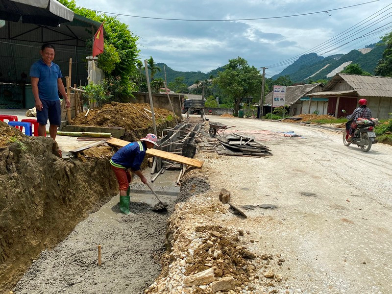 Nhờ hiến đất đô thị của người dân, tuyến đường Hoàng Văn Thụ thị trấn Yên Thế được xây rãnh nâng cấp mới mặt đường. Phong trào hiến đất làm đường ở Yên Bái -0