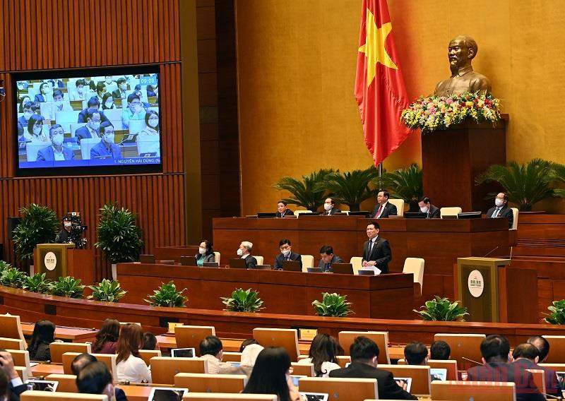 Bộ trưởng Tài chính Hồ Đức Phớc phát biểu giải trình, làm rõ một số vấn đề đại biểu Quốc hội nêu trong phiên thảo luận chiều 9/11. (Ảnh: LINH NGUYÊN) Linh hoạt điều hành chính sách tài khóa -0