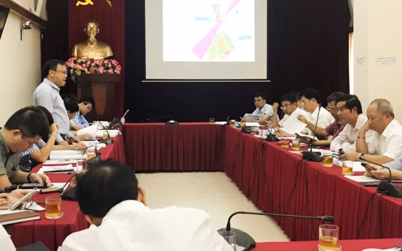 Phó Chủ tịch UBND tỉnh Quảng Trị Lê Đức Tiến trình bày việc cần thiết xây dựng Cảng hàng không Quảng Trị trước hội đồng thẩm định.