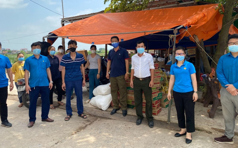 Thân Mai Liên cùng đồng nghiệp tại nơi tập kết hàng hóa cứu trợ. Chuyện của nữ cán bộ công đoàn trong tâm dịch Bắc Giang -0