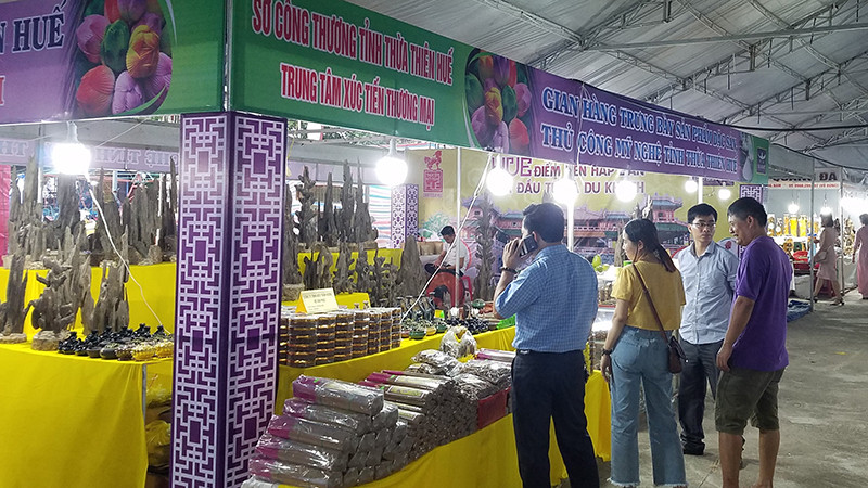 Gian hàng triển lãm của tỉnh Thừa Thiên Huế tại hội chợ. Triển lãm hàng công nghiệp nông thôn tiêu biểu khu vực miền trung - Tây Nguyên -0