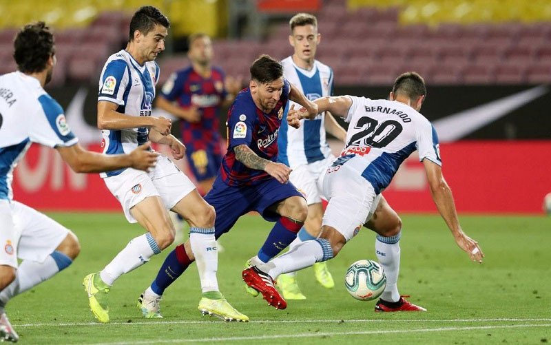 Barca gặp khó trước hàng phòng ngự chặt chẽ của Espanyol. Ảnh: FC Barcelona Espanyol xuống hạng, Barca nhen nhóm hy vọng đua vô địch -0