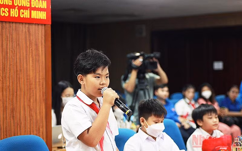 Đại diện các em thiếu nhi nhận bảo trợ dài hạn từ Chương trình “Nối vòng tay thương” chia sẻ về quá trình học tập, phấn đấu mỗi ngày. 