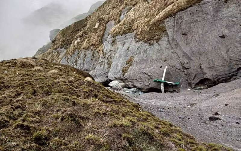 Toàn cảnh hiện trường máy bay của hãng hàng không Tara Air gặp nạn. (Ảnh: Công ty hàng không Fishtail Air/Reuters)