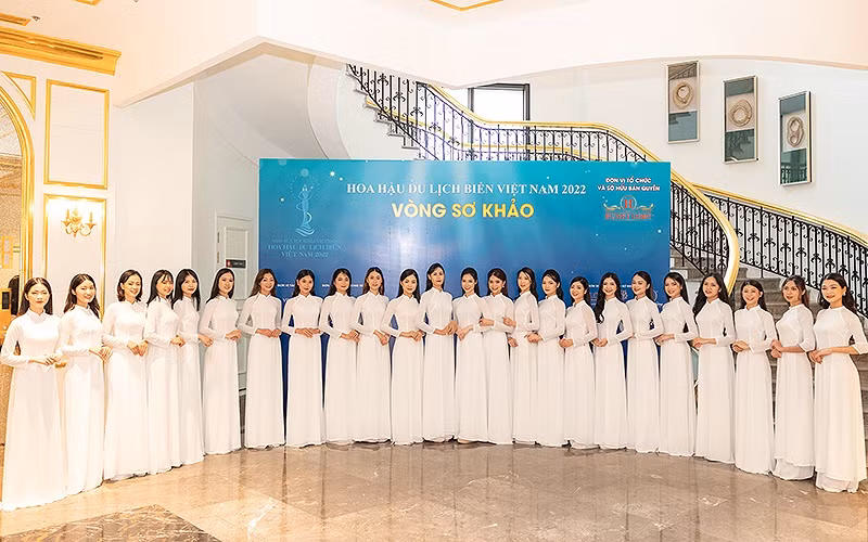 Các thí sinh trước khi bước vào phần thi trình diễn trang phục áo dài ở vòng sơ khảo khu vực miền bắc.