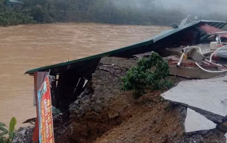 Mưa lũ, sạt lở đất làm sụp nhà ở của người dân tại huyện Bảo Lâm (Cao Bằng).