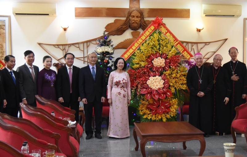 Đồng chí Trương Thị Mai tặng hoa chúc mừng Giáng sinh Tòa Giám mục Giáo phận Xuân Lộc. Đồng chí Trương Thị Mai thăm, chúc mừng một số cơ sở tôn giáo tại TP Hồ Chí Minh và Đồng Nai -0