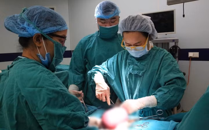 Các bác sĩ phẫu thuật, cắt khối u cho nữ bệnh nhân. 