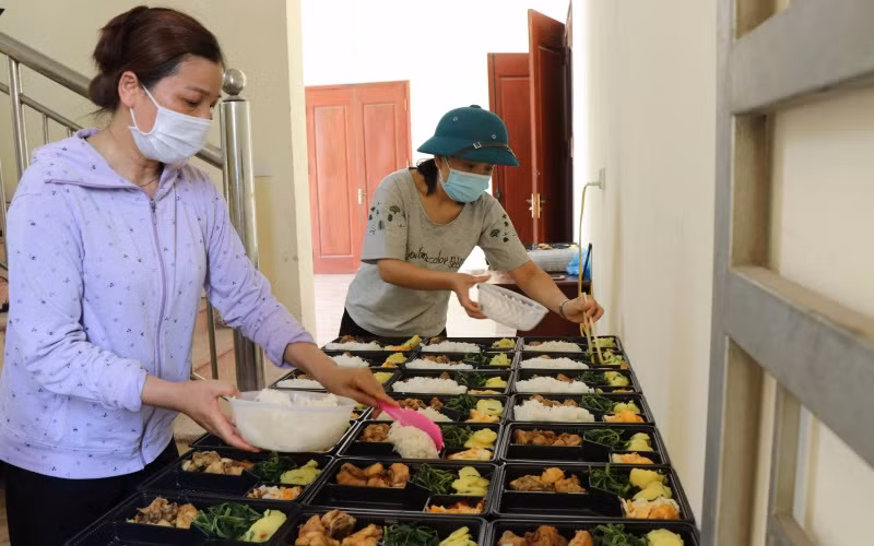 Những suất ăn đủ đầy đang được chị em trong Hội Phụ nữ chuẩn bị chu đáo.