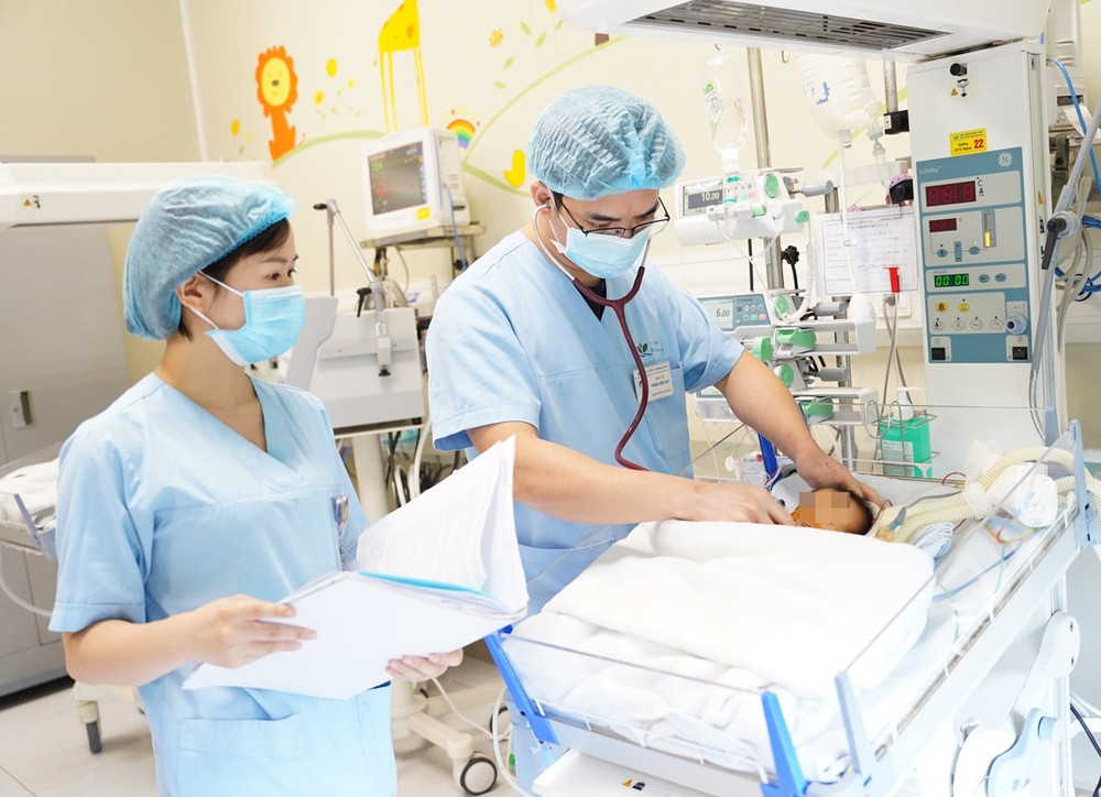 Bệnh nhi được chăm sóc đặc biệt tại Khoa Điều trị tích cực ngoại khoa. Bé sơ sinh nặng 1,5 ký mắc bệnh tim được hồi sinh kỳ diệu -0