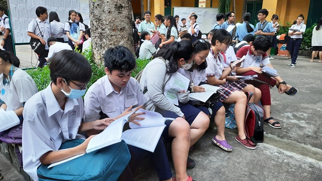 Các thí sinh chuẩn bị bước vào ngày thi đầu tiên tại điểm thi Trường THPT Trưng Vương, quận 1, TP Hồ Chí Minh. Hơn 82 nghìn thí sinh tại TP Hồ Chí Minh bước vào kỳ thi lớp 10 -0