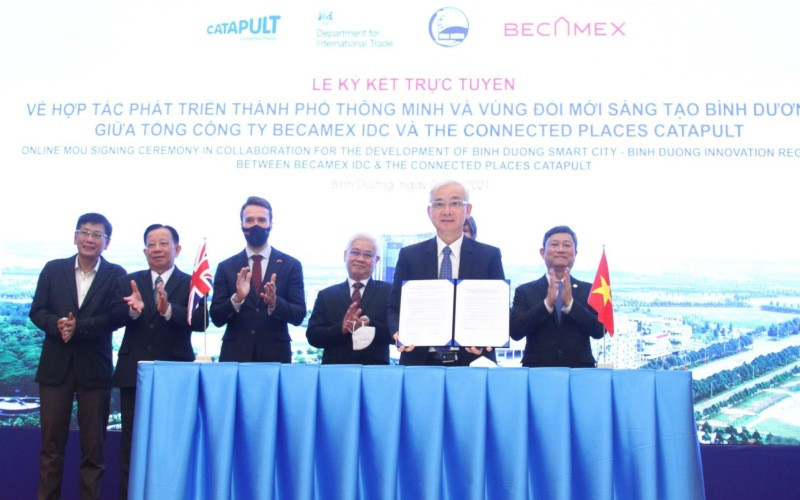 Lãnh đạo tỉnh Bình Dương và lãnh đạo Tổng Công ty Becamex IDC tại lễ ký kết. KK-1635821511176.jpg