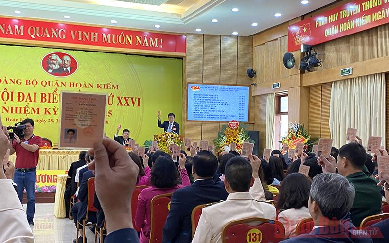 Đại biểu tiến hành biểu quyết tại Đại hội. Phát triển quận Hoàn Kiếm ngày càng giàu đẹp, văn minh -0