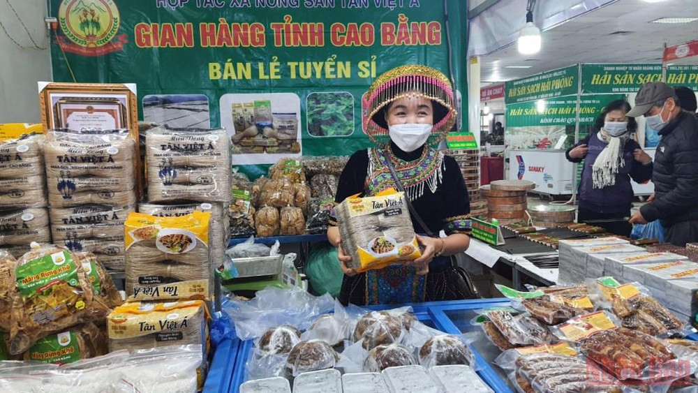 Nông sản đặc sản phục vụ Tết cổ truyền được bày bán tại hội chợ. (Ảnh: THANH TRÀ) Nhiều đặc sản vùng miền phục vụ người dân Thủ đô dịp Tết Nhâm Dần -0