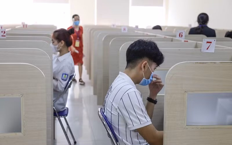 Các thí sinh chuẩn bị làm bài thi trên máy tính.