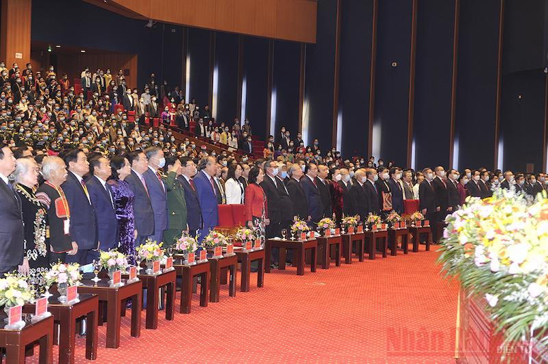 Các đại biểu thực hiện nghi lễ chào cờ tại Đại hội. (Ảnh: NGUYÊN KHOA). Khai mạc Đại hội đại biểu toàn quốc các dân tộc thiểu số Việt Nam lần thứ II -0