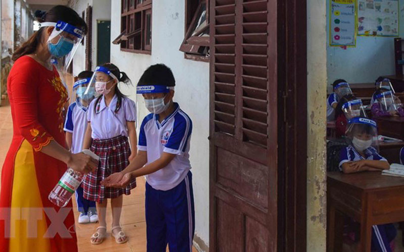 Học sinh được khử khuẩn tay trước khi vào lớp học. Lớp học đặc biệt giữa mùa dịch Covid-19 tại Cà Mau -0