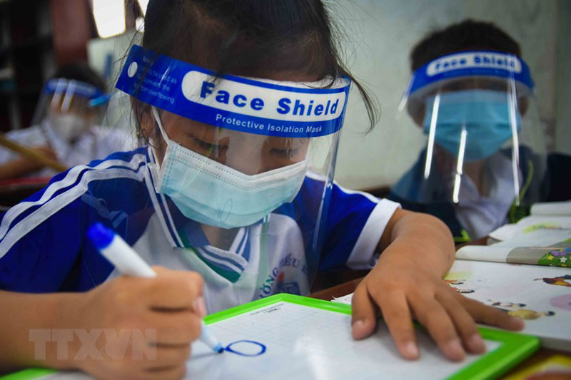 Em Lê Thanh Trúc (lớp 1) nắn nót nét chữ đầu tiên trong năm học đặc biệt. Lớp học đặc biệt giữa mùa dịch Covid-19 tại Cà Mau -0