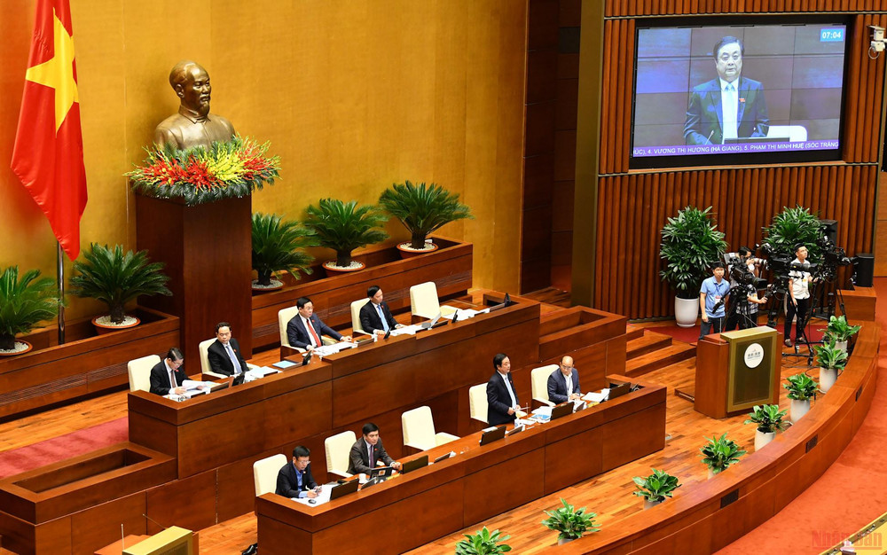 Bộ trưởng Nông nghiệp và Phát triển Nông thôn Lê Minh Hoan trả lời chất vấn nhóm vấn đề đầu tiên tại phiên chất vấn chiều 7/6. (Ảnh: LINH KHOA)