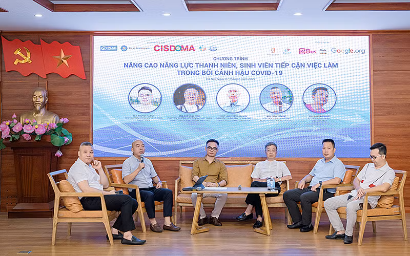 Các diễn giả trao đổi với sinh viên, thanh niên tại chương trình.