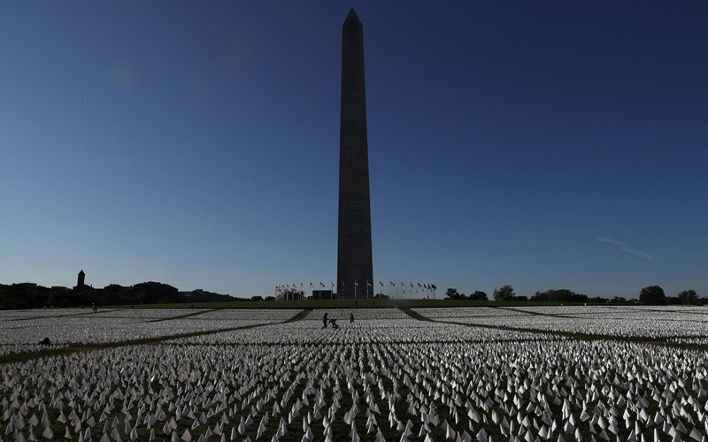 Triển lãm “In America: Remember” do nghệ sĩ Suzanne Brennan Firstenberg thực hiện được đặt ở khu vực công viên National Mall, Mỹ. (Ảnh: Reuters)