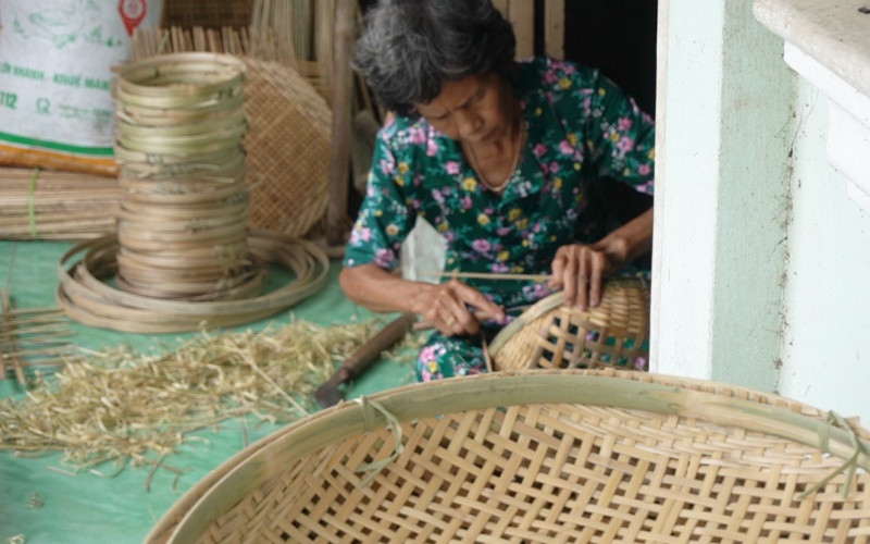 Cụ bà Phạm Thị Diễm Lệ đang làm nghề. VT3-1597982172518.jpg