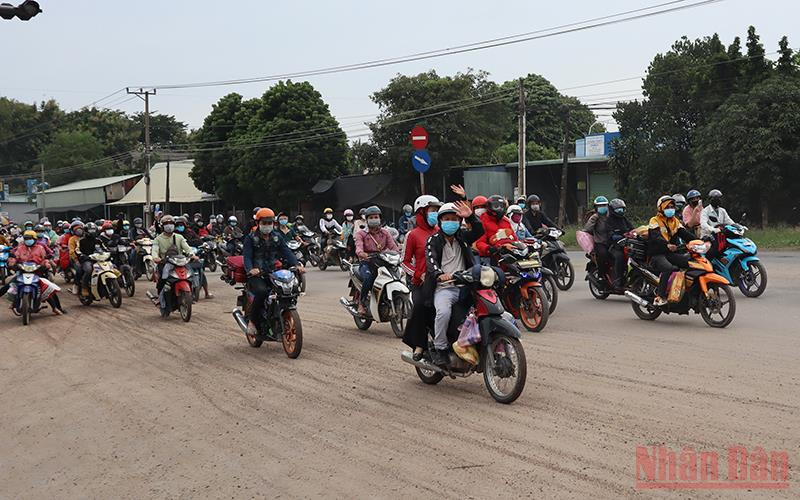 Trong những ngày gần đây, dòng người di chuyển qua địa phận tỉnh Bình Phước khá đông.